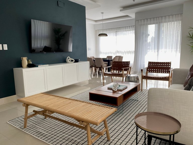 Luxury-3BR-KingBed-50mbWiFi-CityCntr-A/C-YellowKey