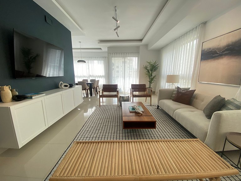Luxury-3BR-KingBed-50mbWiFi-CityCntr-A/C-YellowKey