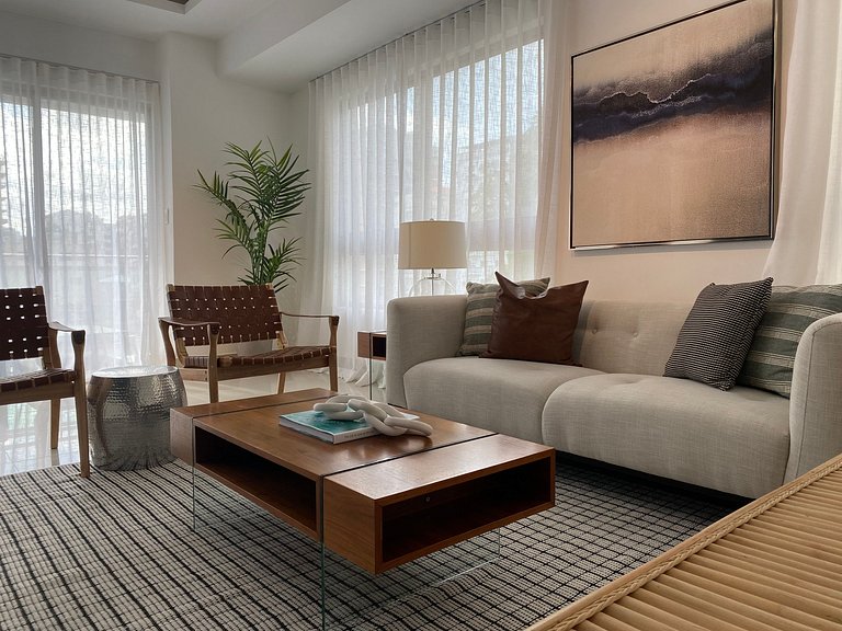 Luxury-3BR-KingBed-50mbWiFi-CityCntr-A/C-YellowKey