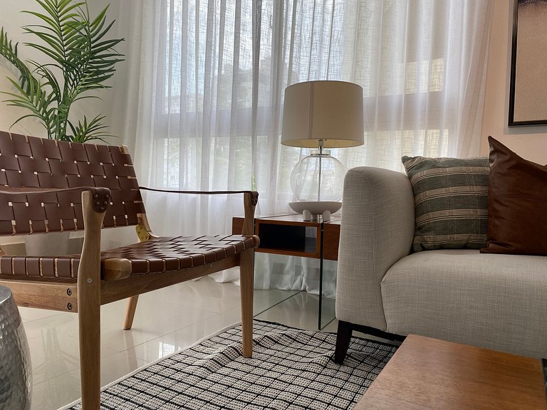 Luxury-3BR-KingBed-50mbWiFi-CityCntr-A/C-YellowKey
