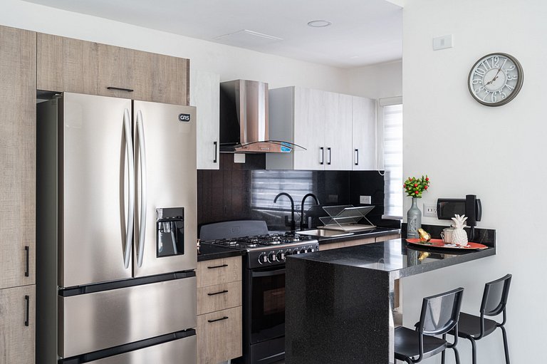 Pool-CityViews- 1BR-Gym-WiFi-A/C-YellowKey 5