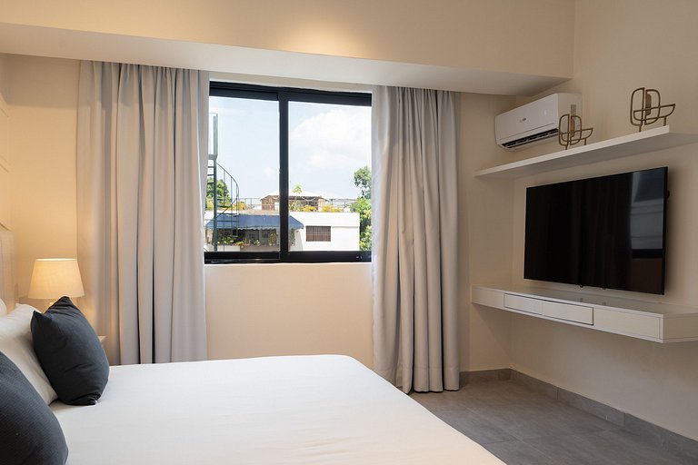 Modern And Safe In City Center W/Pool By YellowKey