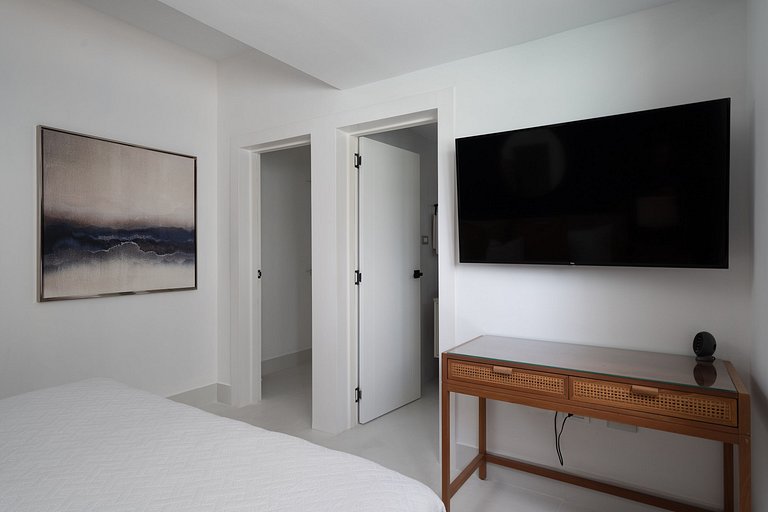 Sunny 1BR Piantini Retreat Near Blue Mall, Sauna & Pool