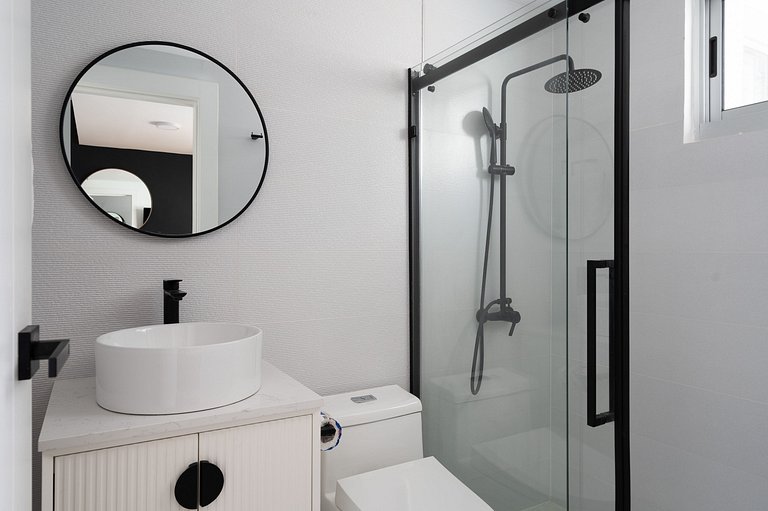 Sunny 1BR Piantini Retreat Near Blue Mall, Sauna & Pool