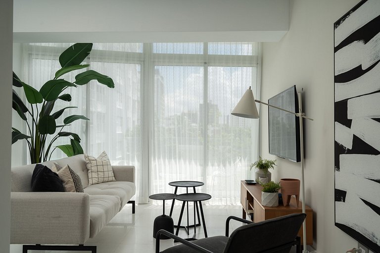 Sunny 1BR Piantini Retreat Near Blue Mall, Sauna & Pool