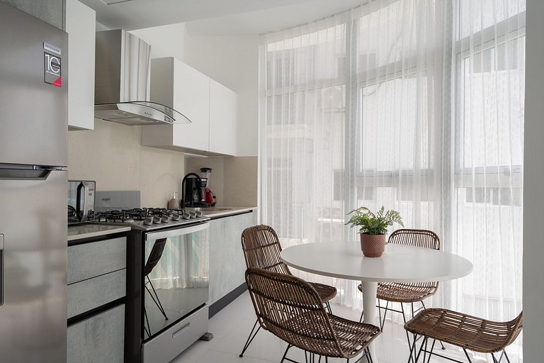 Sunny 1BR Piantini Retreat Near Blue Mall, Sauna & Pool