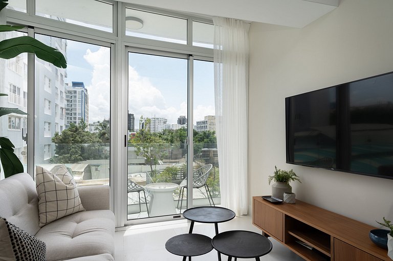 Sunny 1BR Piantini Retreat Near Blue Mall, Sauna & Pool