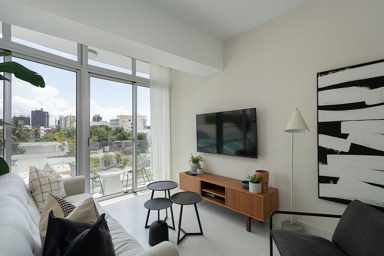 Sunny 1BR Piantini Retreat Near Blue Mall, Sauna & Pool