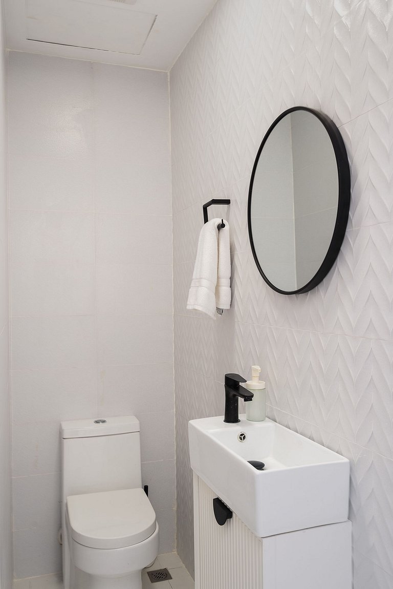 1BR Piantini King Suite Near Blue Mall, Pool & Sauna | Yello