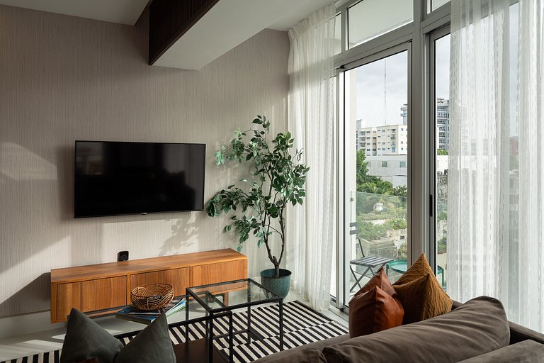 1BR Piantini King Suite Near Blue Mall, Pool & Sauna | Yello