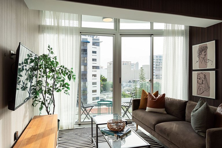 1BR Piantini King Suite Near Blue Mall, Pool & Sauna | Yello