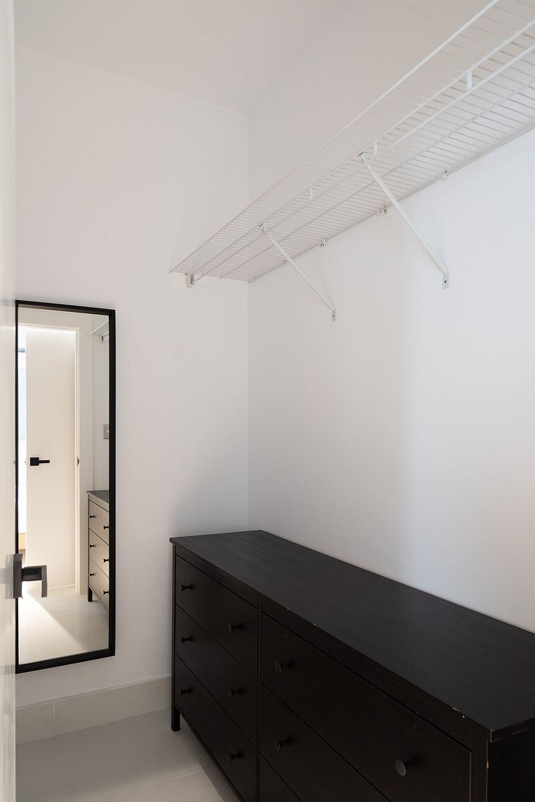 1BR Piantini King Suite Near Blue Mall, Pool & Sauna | Yello