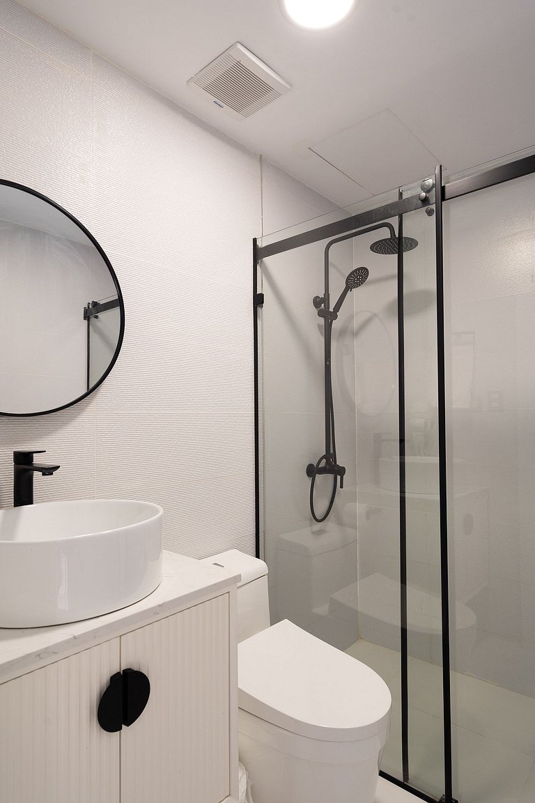 1BR Piantini King Suite Near Blue Mall, Pool & Sauna | Yello