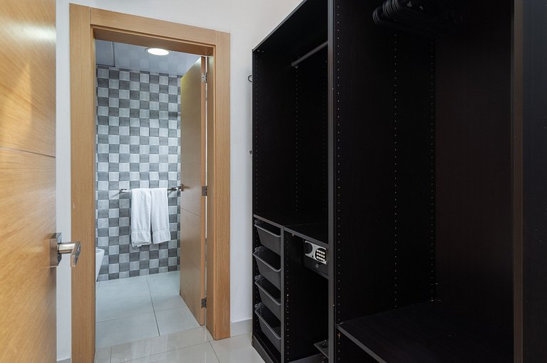 PrivateTerrace-BlueMall-Jacuzzi-AC-YellowKey