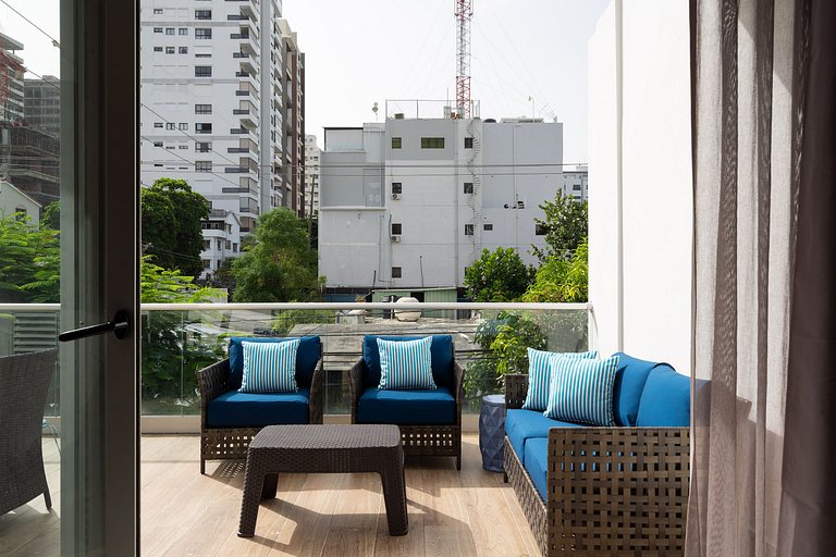 PrivateTerrace-BlueMall-Jacuzzi-AC-YellowKey