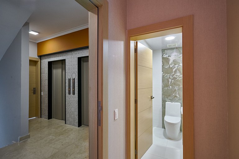 PrivateTerrace-BlueMall-Jacuzzi-AC-YellowKey