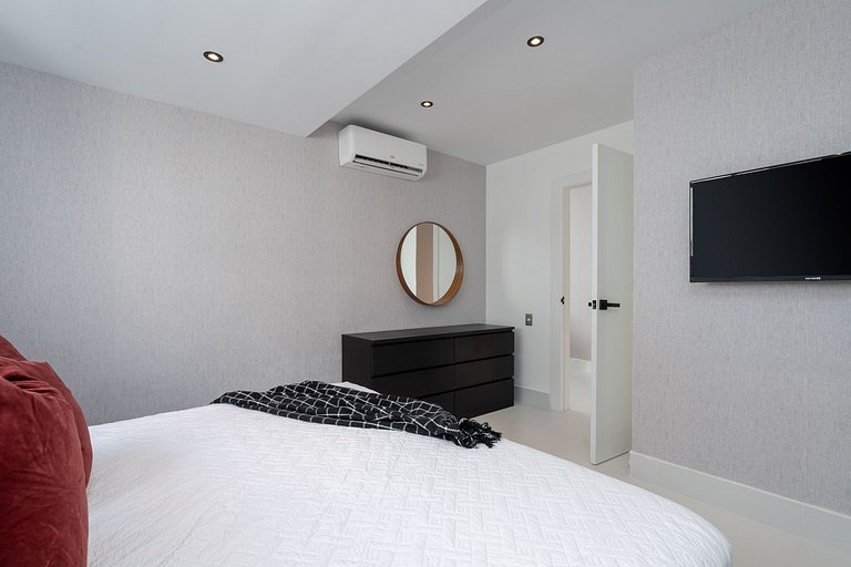 Piantini 1BR Gem Near Blue Mall, Rooftop Pool & Balcony | YK