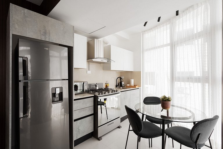 Piantini 1BR Gem Near Blue Mall, Rooftop Pool & Balcony | YK