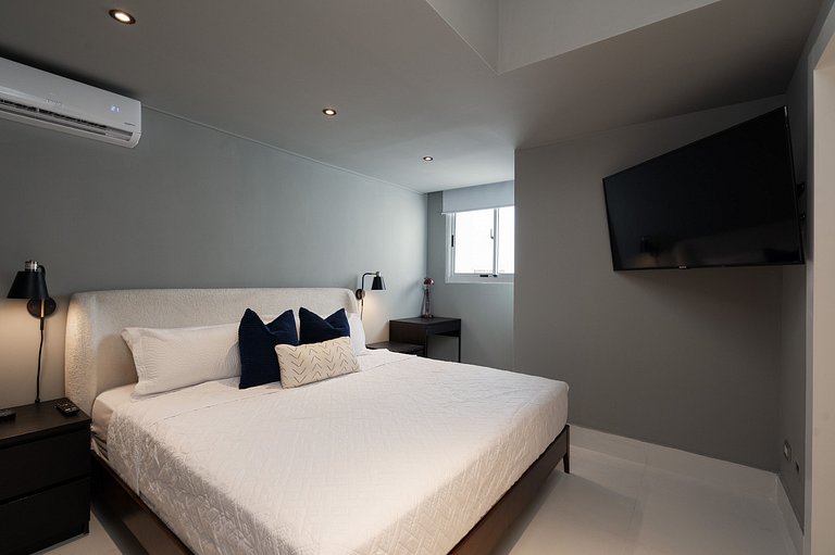 1BR Piantini King Suite Near Blue Mall, Pool & Sauna | Yello