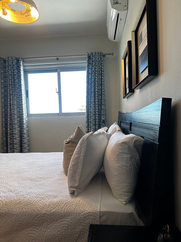 Cozy 1BR apartment in Piantini with wifi, AC and safe