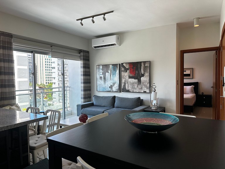 Cozy 1BR apartment in Piantini with wifi, AC and safe