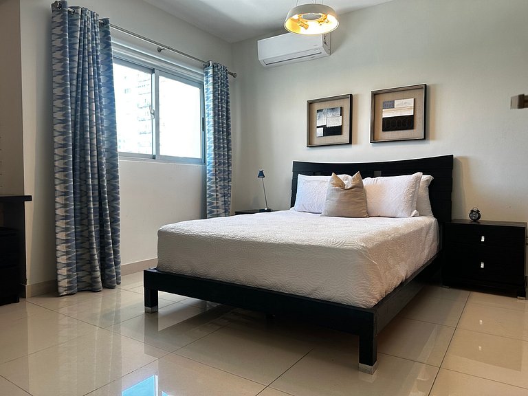 Cozy 1BR apartment in Piantini with wifi, AC and safe
