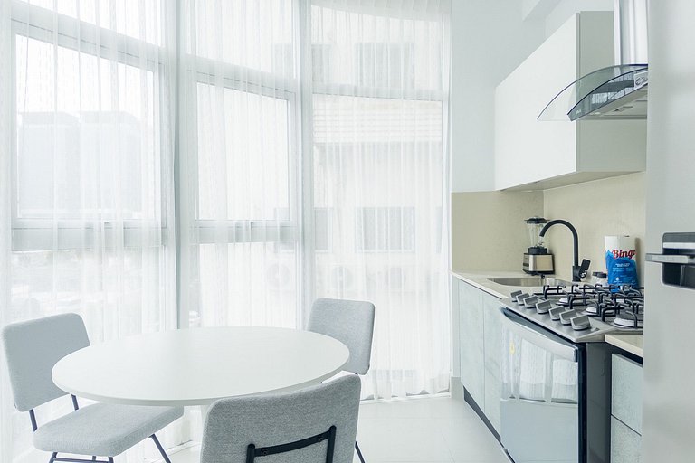 Bright 1BR Piantini Getaway Near Blue Mall, Pool & Views | Y