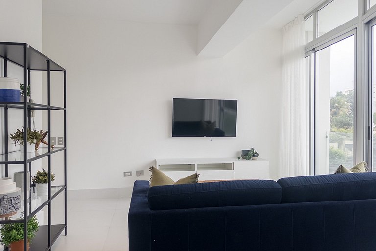 Bright 1BR Piantini Getaway Near Blue Mall, Pool & Views | Y