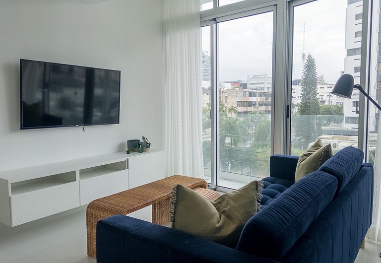 Bright 1BR Piantini Getaway Near Blue Mall, Pool & Views | Y