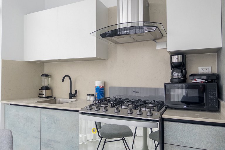 Bright 1BR Piantini Getaway Near Blue Mall, Pool & Views | Y