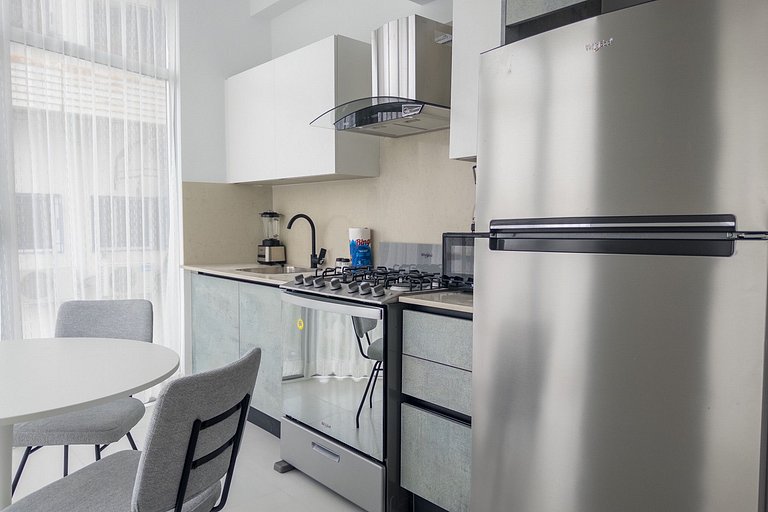 Bright 1BR Piantini Getaway Near Blue Mall, Pool & Views | Y
