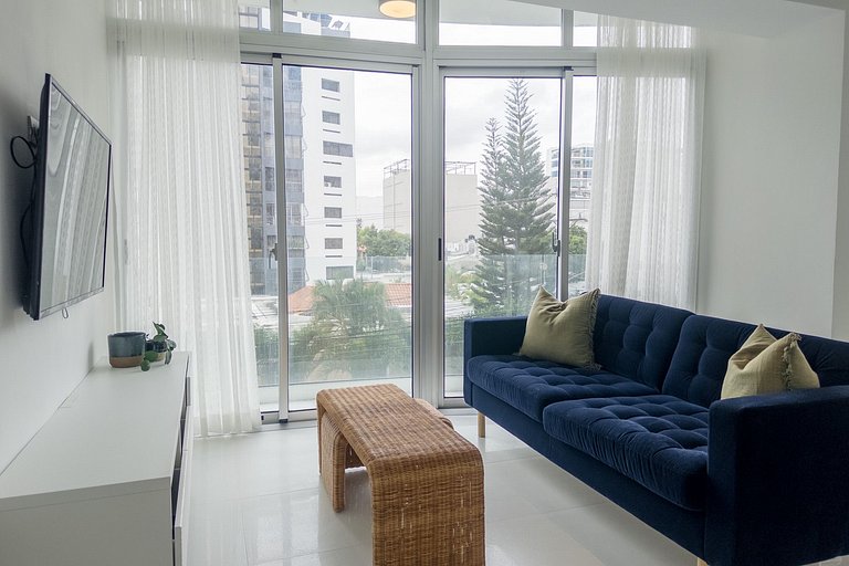 Bright 1BR Piantini Getaway Near Blue Mall, Pool & Views | Y