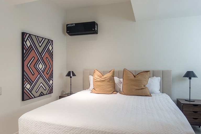 Bright 1BR Piantini Getaway Near Blue Mall, Pool & Views | Y