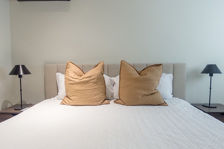 Bright 1BR Piantini Getaway Near Blue Mall, Pool & Views | Y