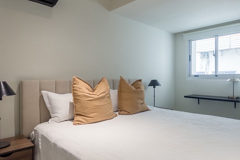 Bright 1BR Piantini Getaway Near Blue Mall, Pool & Views | Y