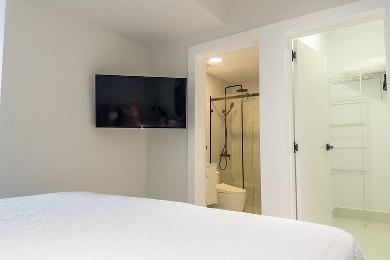Bright 1BR Piantini Getaway Near Blue Mall, Pool & Views | Y