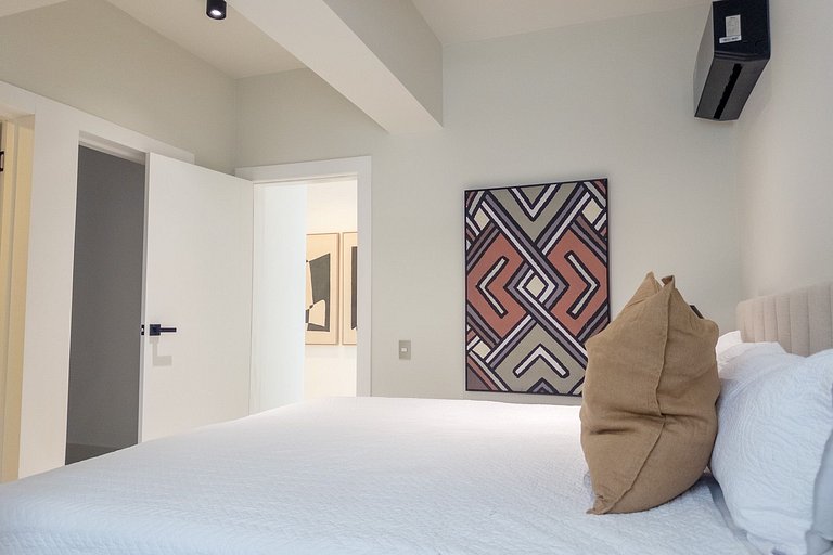 Bright 1BR Piantini Getaway Near Blue Mall, Pool & Views | Y