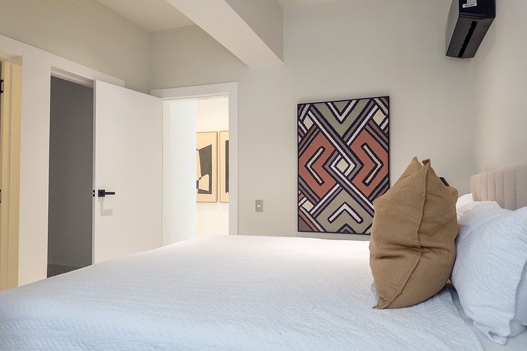 Bright 1BR Piantini Getaway Near Blue Mall, Pool & Views | Y