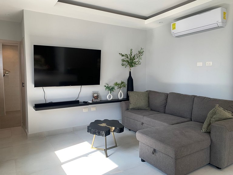 Serenity In City Center W/ Pool & Gym By YellowKey