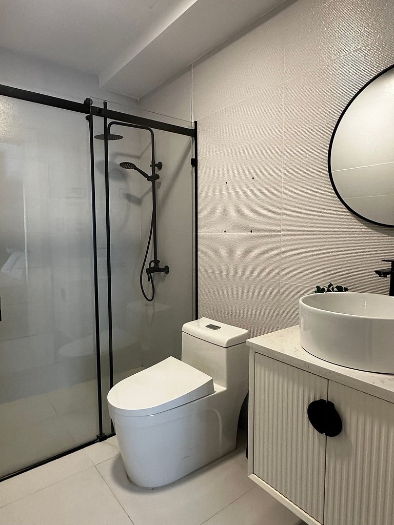Modern 1BR Piantini Oasis Near Blue Mall, Pool & Gym | Yello