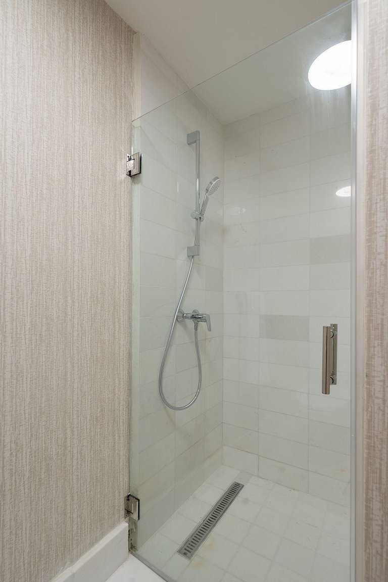 Newest&MostLuxurious-w/Pool-WiFi-Gym-A/C-YellowKey