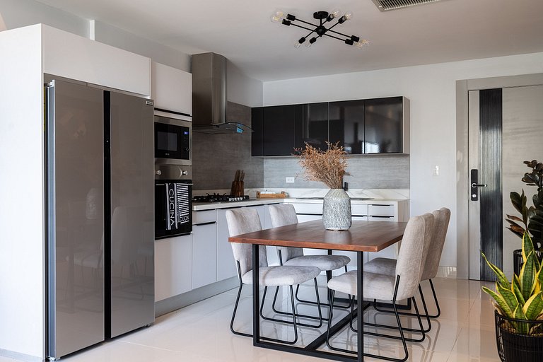 Newest&MostLuxurious-w/Pool-WiFi-Gym-A/C-YellowKey