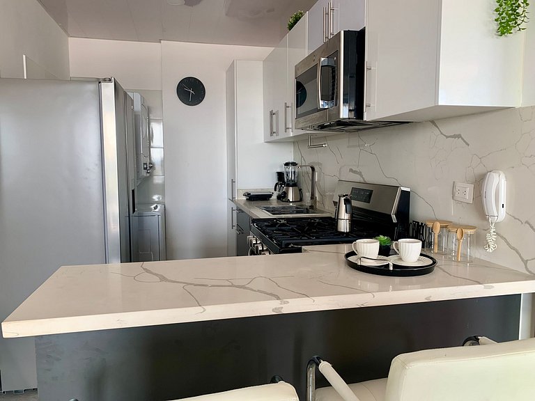 Modern And Safe In City Center W/Pool By YellowKey