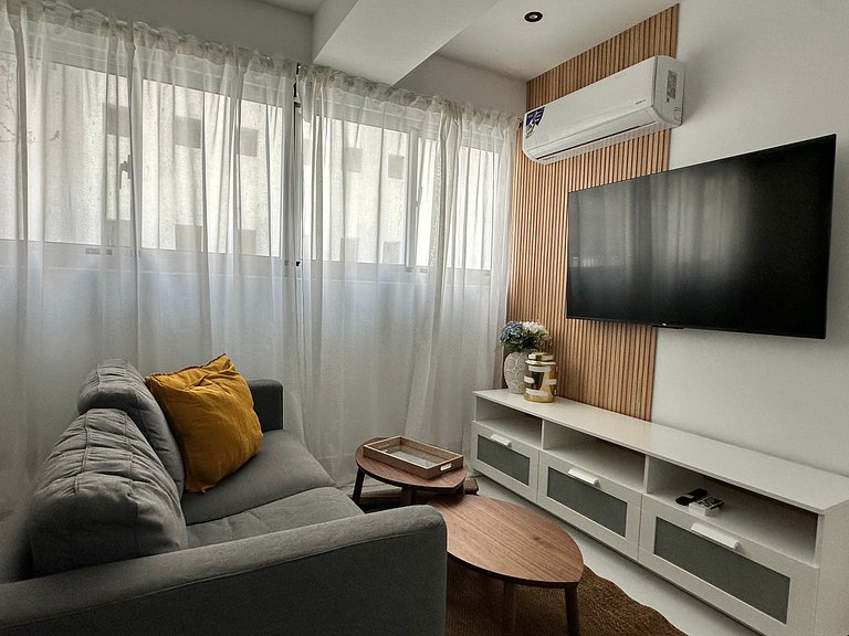 Compact 1BR in Piantini Near Blue Mall with Pool Access | YK