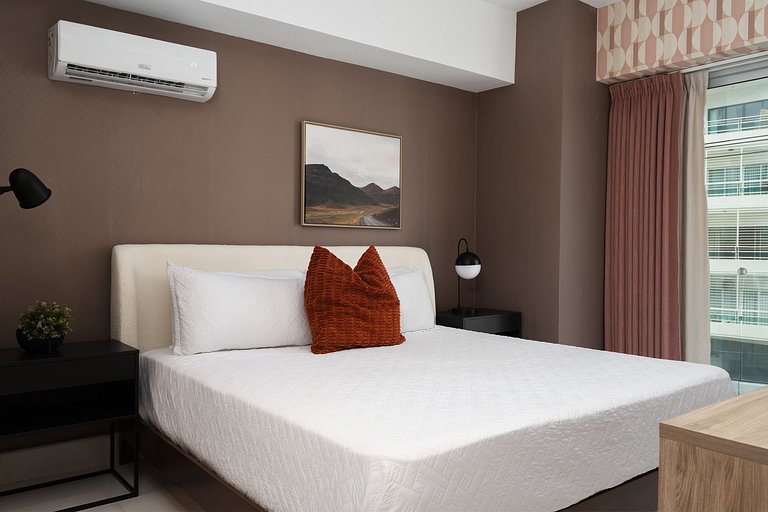 Modern 1BR Piantini Oasis Near Blue Mall, Pool & Gym | Yello