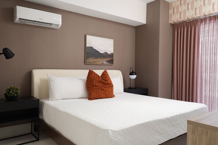 Modern 1BR Piantini Oasis Near Blue Mall, Pool & Gym | Yello