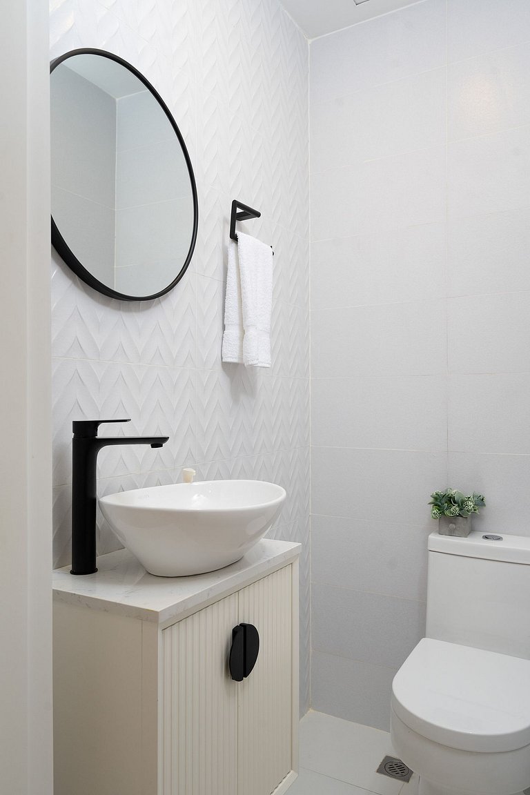 Modern 1BR Piantini Oasis Near Blue Mall, Pool & Gym | Yello