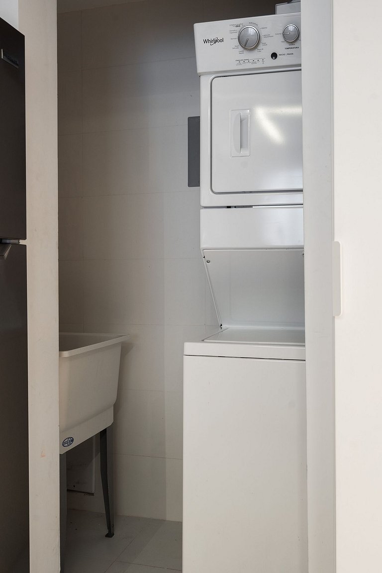 Modern 1BR Piantini Oasis Near Blue Mall, Pool & Gym | Yello