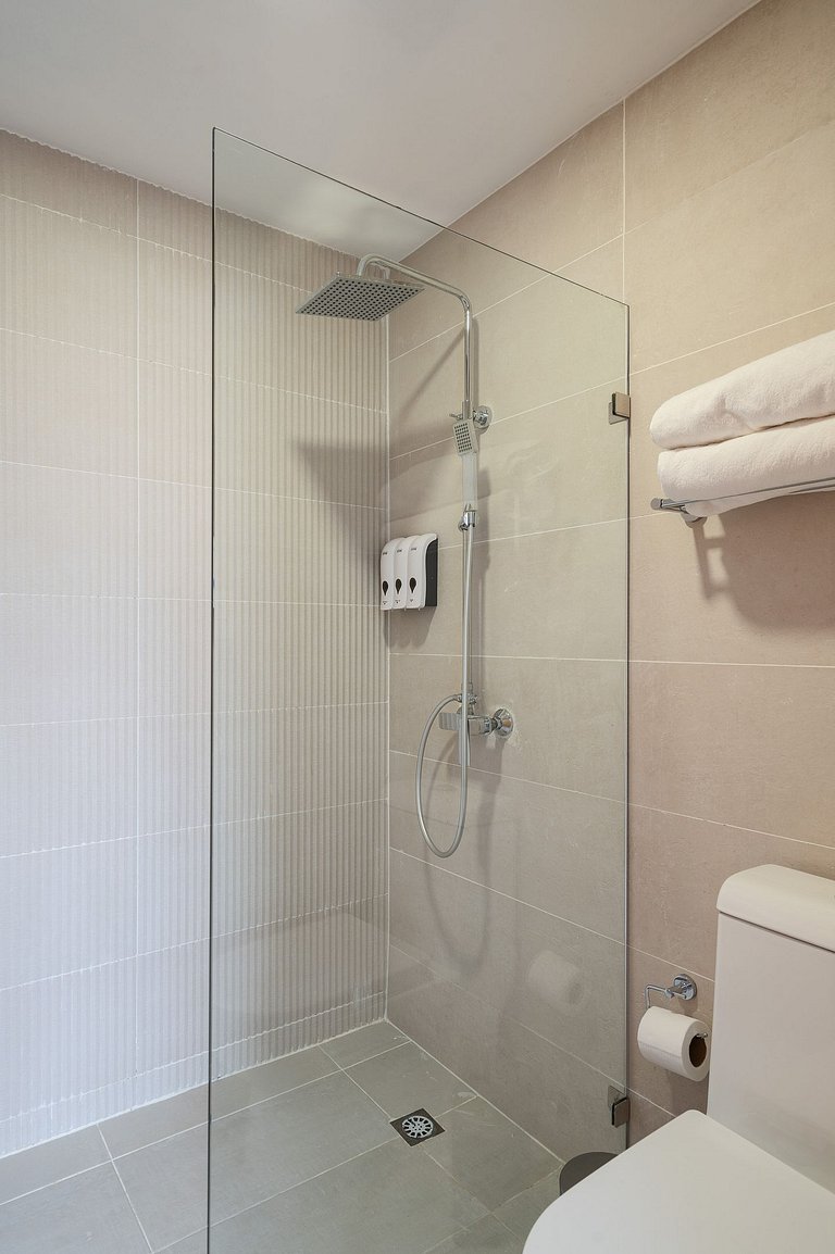 Cozy Retreat w/Rooftop, Pool, CityCenter YellowKey