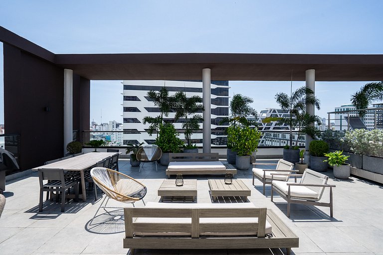 Cozy Retreat w/Rooftop, Pool, CityCenter YellowKey